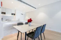 CBD Luxury| 1BR Harbour Views & Premier Facilities Hotels in Barangaroo