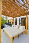 3 Bed Villa in Kuta w/ Day Bed Pool Fast Wi-Fi