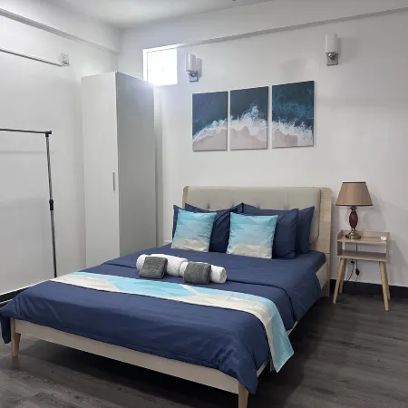 Riviera Cove - 1 bedroom apartment with living room & kitchen Отели рядом с достопримечательностью «Grand Friday Mosque»