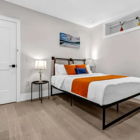 Modern 2BR 2BA by UBC | AC, Prkg, Transit, Pvt Ent Отели рядом с достопримечательностью «Пляж Испанские Банки»