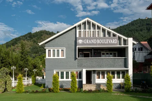 Hotel Grand Boulevard Hotels in Srinagar