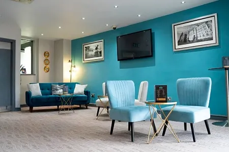 OYO Cornerstone Manor Hotel Отели рядом с достопримечательностью «Парк Абботсфилд»