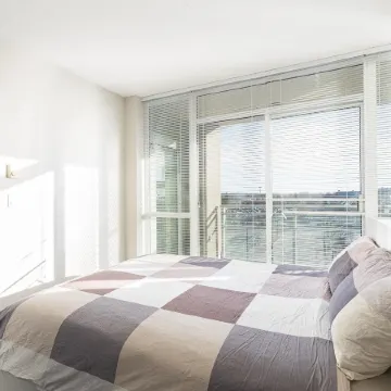 Coquitlam Center Bright & Modern 1BR Parking included Steps to SkyTrain | Pool & Gym