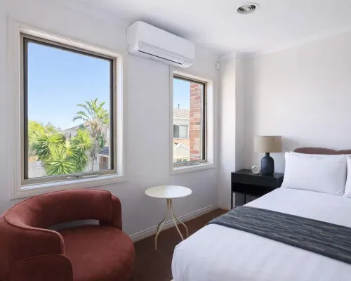 Sophisticated Urban Sanctuary Style Meets Conven Hoteles en Ivanhoe