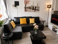 Modern 2-Bed, 2-Bath Bungalow - 주차장