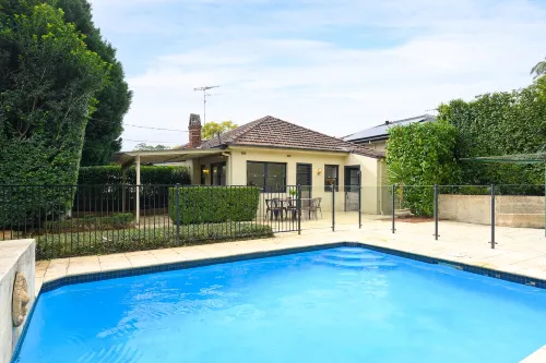 Luxury Family Retreat with Pool | Pymble Station