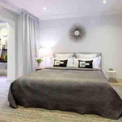 Luxury Apartment Steps from Harrods Rooms