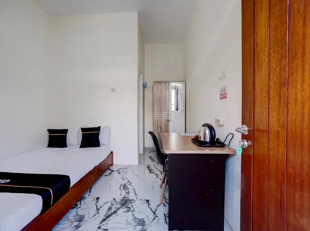 Oyo Madani Guest House Syariah - Malang