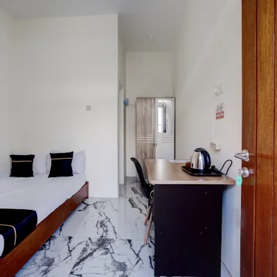 OYO Madani Guest House Syariah Hotels near Badut Temple