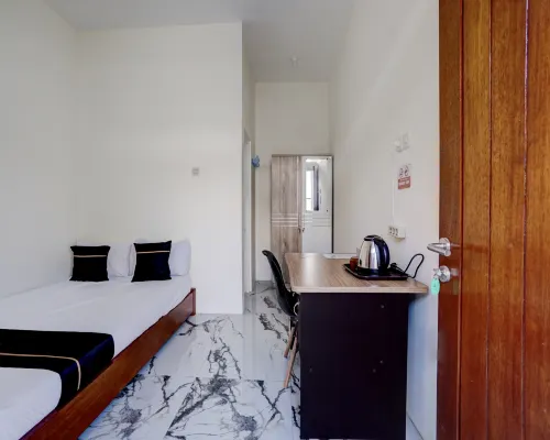 OYO Madani Guest House Syariah Hotels in Dau
