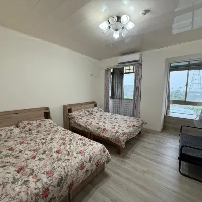 Johnnie's Inn Hotel dekat Bald Pine Avenue