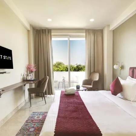 SALTSTAYZ SELECT - NEAR SOHNA ROAD CITY CENTRE