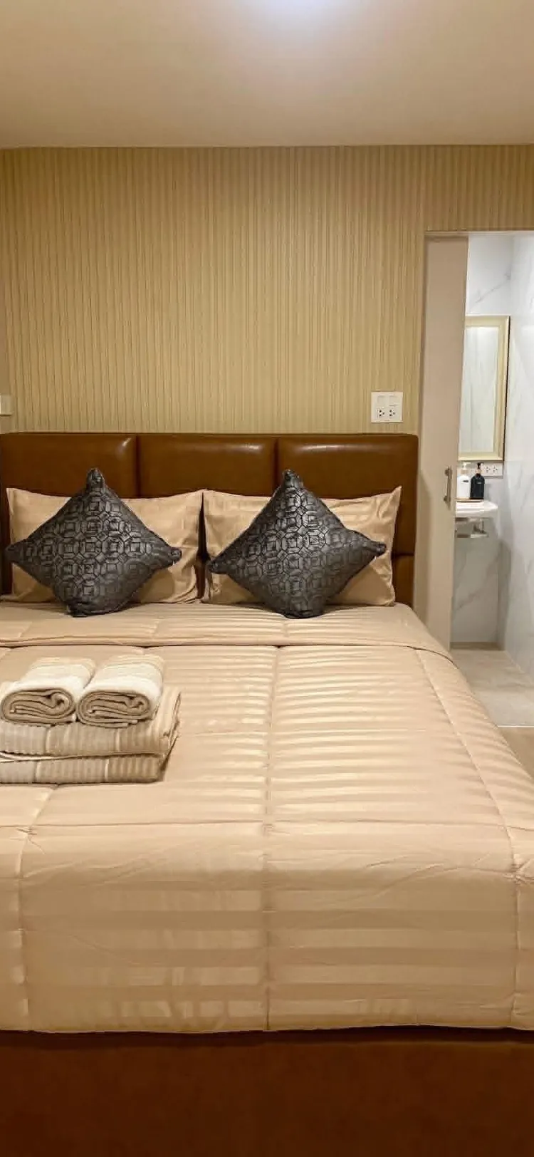 ห้องเตียงใหญ่  ตู้คอนเทนเนอร์