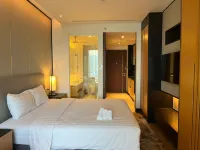 Deluxe King Studio with Balcony and Partial Ocean View Các khách sạn ở Đà Nẵng