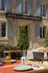 Hotel La Mere Germaine 샤또뇌프듀빠쁘 호텔