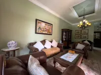 Ndalem Bu Fit Villa فنادق في إيست جاكرتا