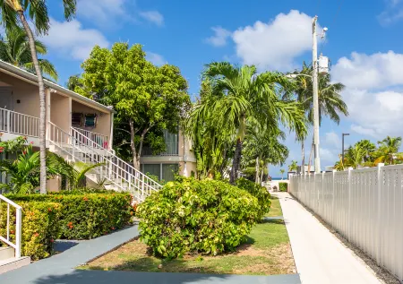 Beach Living at Island Pine Villas BLSE Отели рядом с достопримечательностью «Камана Бэй»