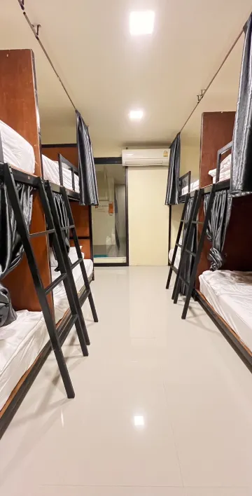 เตียงเดี่ยวในห้องพักรวม