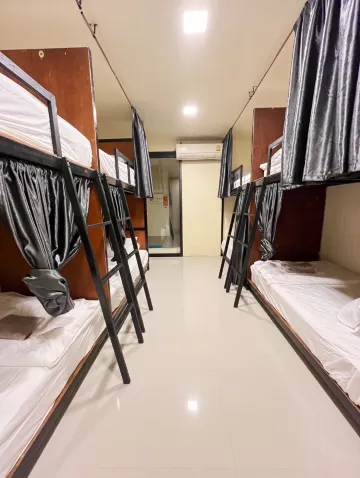 เตียงเดี่ยวในห้องพักรวม