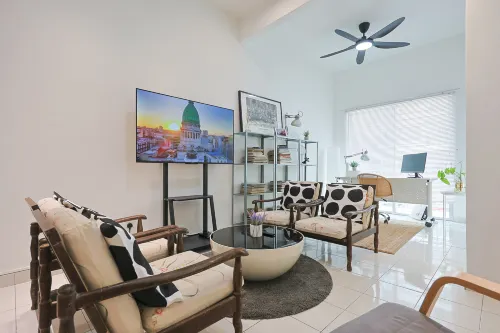 Green Villa Apartment by Favspace