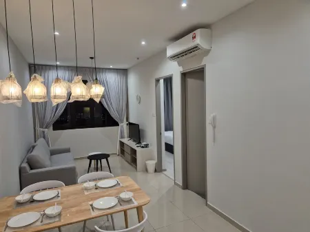 Brand new 1bedroom homestay unit with infinity pool Отели в г. Баян Лепас