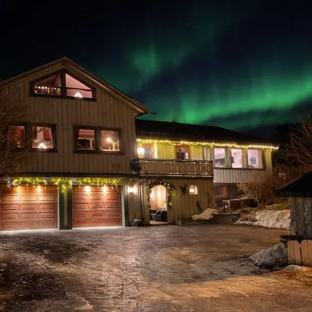 Lofoten Aurora House | Cozy & Private Stay with Fireplace