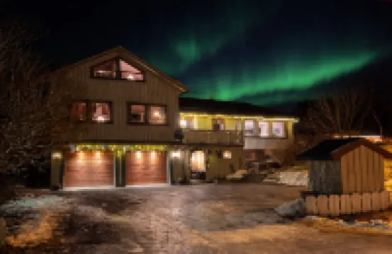 Lofoten Aurora House | Cozy & Private Stay with Fireplace