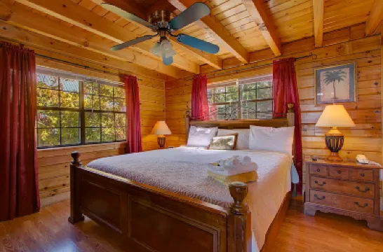 Best Views in Sevierville! 1b/2ba + Loft! Hot Tub. โรงแรมใน