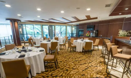 Metterra Hotel on Whyte Отели рядом с достопримечательностью «Роджерс Плэйс»