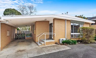 Bright 2B Private Yard @Highton Hotels in 