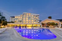Falcon Hotel - Rooftop Pools