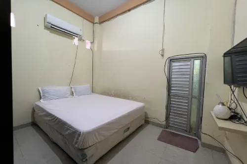 Hotel O Qq Kost Near Pantai Kebesaran Beach
