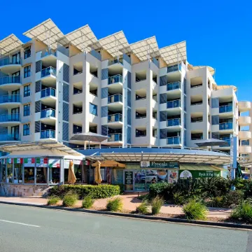 ULTIQA Shearwater Resort Отели рядом с достопримечательностью «Голден-Бич»
