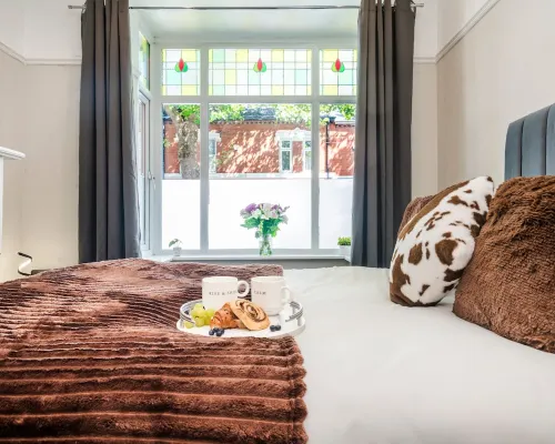 4 bed contractor house | NEC, airport & JLR Hotels near Blakesley Hall