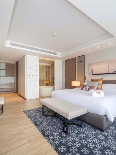 รูปภาพของStylish Lakeview Apt | 2BR 2BA + Balcony Views and Private Jacuzzi