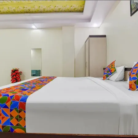 Hotel Gulab Vatika Отели рядом с достопримечательностью «Торговый центр Pink Square Mall»