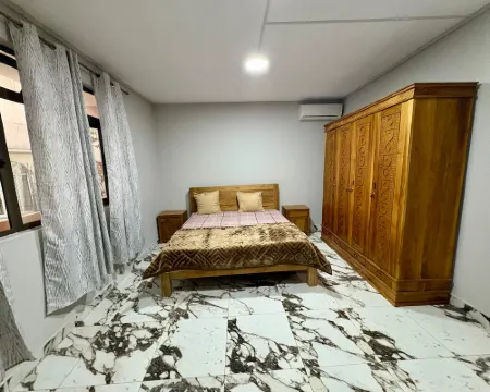 Luxurious Teak Furnished City Apartment w/ Pool Hôtels à : Port-Louis