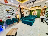 Hotel D C Grand Отели рядом с достопримечательностью «Храм Дурга»