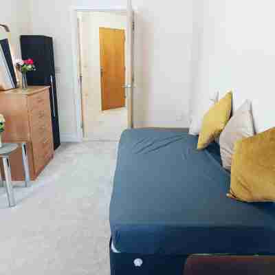 Cozy 2 Bedroom Flat, Woking | 30 min train London Rooms