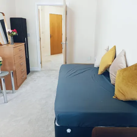 Cozy 2 Bedroom Flat, Woking | 30 min train London