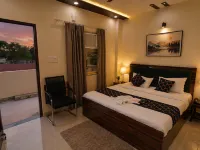 Lotus Stay By Hotel MR โรงแรมใกล้สถานีรถไฟลัคนาวจังก์ชั่น
