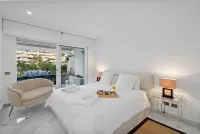 Luxury Beachfront Apt with Private Garden & Pool - 精品