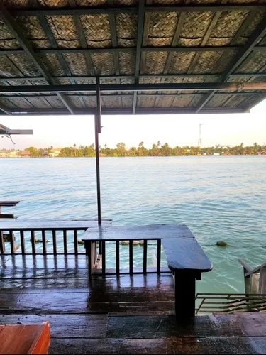 รูปภาพของเรือนรอยน้ำ บ้านกามเทพ อัมพวา โฮมสเตย์