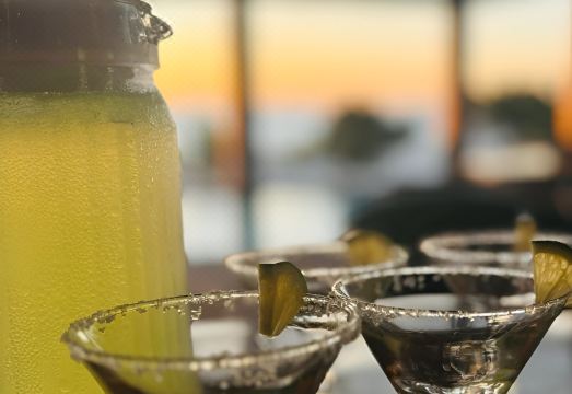 Sunset Water Sports Retreat의 서핑 장면