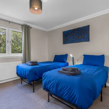 Muirton House 1 -4 Bed House, 4 Car Driveway, 2 Bathrooms, Smart TVs in every room