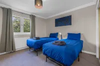 Muirton House 1 -4 Bed House, 4 Car Driveway, 2 Bathrooms, Smart TVs in every room - ห้องครัว