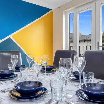 The Townhouse - 4 Rooms Large Beds with TV's, Poker Table, Fully Equipped, Easy Ring-Road Access