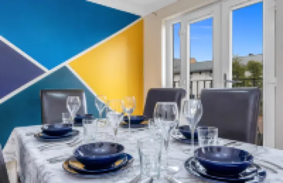 The Townhouse - 4 Rooms Large Beds with TV's, Poker Table, Fully Equipped, Easy Ring-Road Access