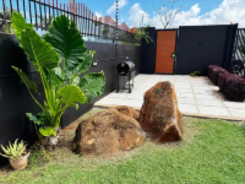 Tropical Haven “Where Comfort Meets Elegance Hotel berhampiran Chez Diana