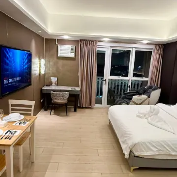 Canal View Luxury Stay/Massage Chair + Office Desk